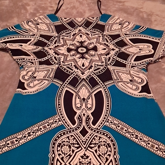 Beautiful size 8 dress with full front/back design - Picture 3 of 4